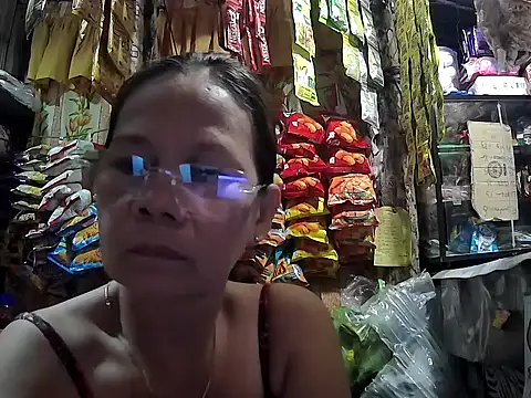 Snapshot of mommylicious_23 chatting on May 6, 8:58 pm mommylicious 23 online show from May 6, 8:58 pm