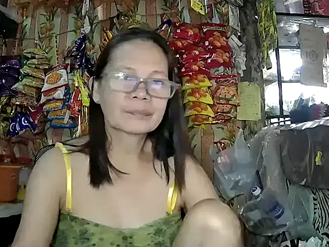 Snapshot of mommylicious_23 chatting on May 14, 9:43 pm mommylicious 23 online show from May 14, 9:43 pm