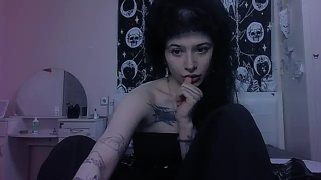 AllisonDeetz online show from April 10, 7:07 pm