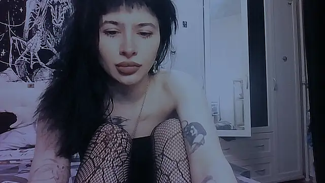 AllisonDeetz online show from April 15, 7:10 pm