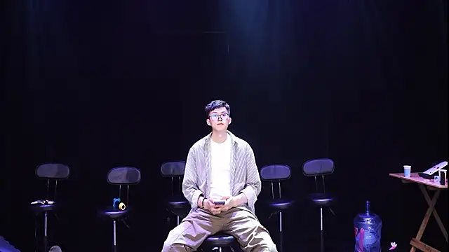 LookingBoy-001 online show from March 28, 6:29 pm