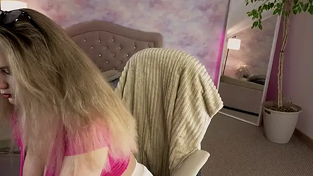 Amaliya Evans online show from May 13, 2:58 pm