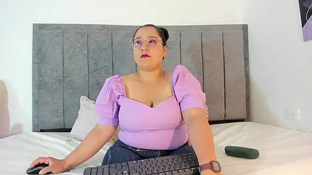 Reina Mia1 online show from April 4, 12:46 pm