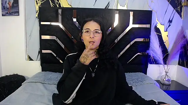 sophiesmithcs online show from April 7, 8:53 pm