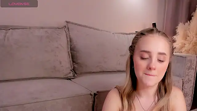 AmilyMoore online show from March 31, 1:44 pm