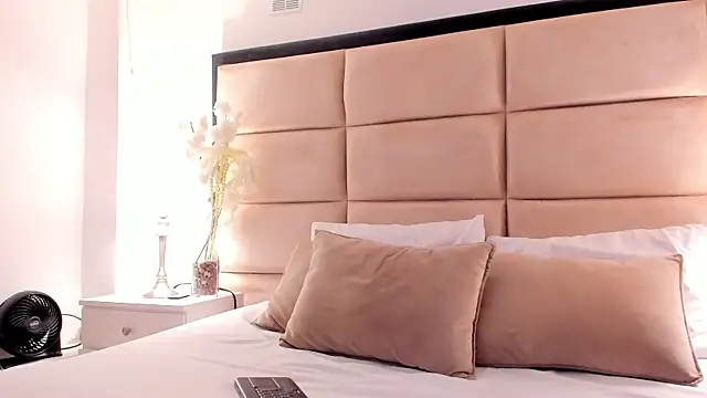 AlexaGiraud online show from April 11, 12:20 pm