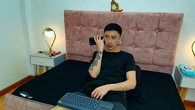 Yoshua Smith online show from April 15, 7:58 pm