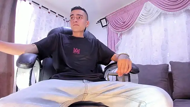 Ethann Boy online show from April 6, 7:15 pm