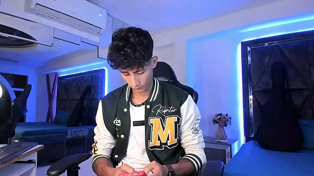 MaxiimoRomano  online show from March 31, 1:00 pm