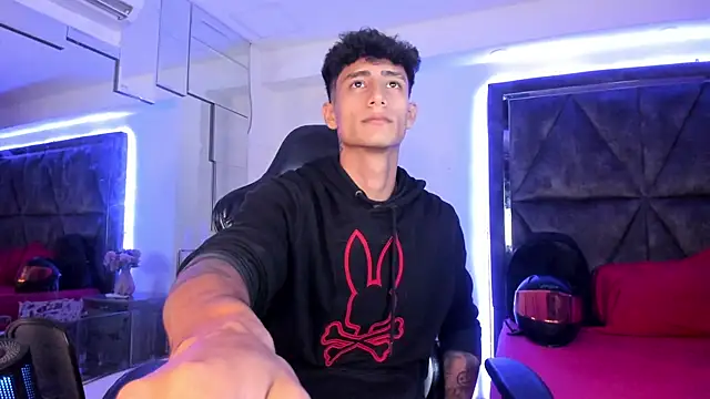 MaxiimoRomano  online show from April 1, 12:39 pm