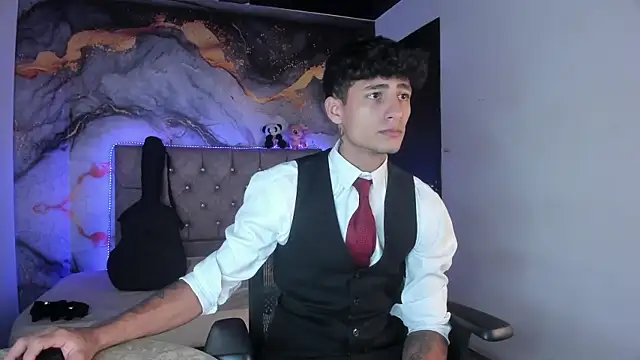 Snapshot of MaxiimoRomano_ chatting on April 21, 1:28 pm MaxiimoRomano online show from April 21, 1:28 pm