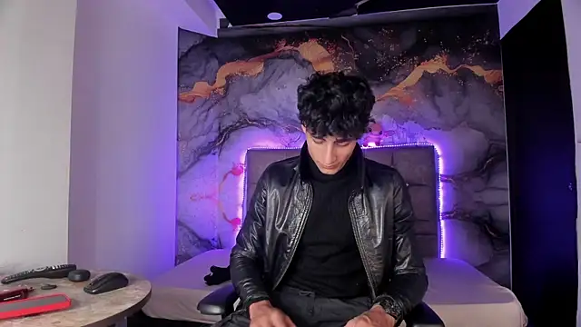 Snapshot of MaxiimoRomano_ chatting on April 25, 1:41 pm MaxiimoRomano online show from April 25, 1:41 pm
