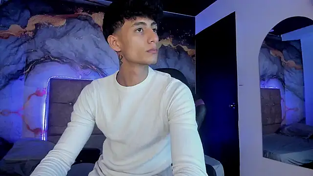 Snapshot of MaxiimoRomano_ chatting on May 8, 1:27 pm MaxiimoRomano online show from May 8, 1:27 pm