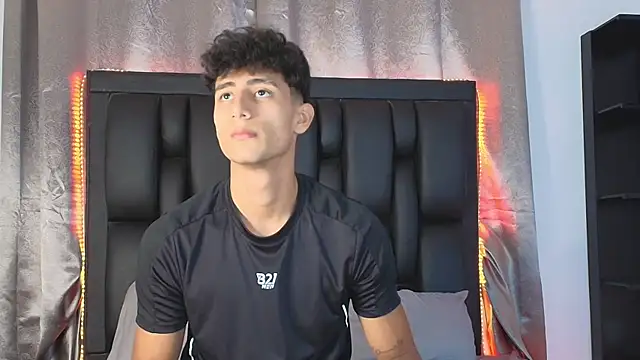 Snapshot of MaxiimoRomano_ chatting on June 16, 4:42 pm MaxiimoRomano online show from June 16, 4:42 pm