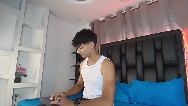 Snapshot of MaxiimoRomano_ chatting on June 17, 4:19 pm MaxiimoRomano online show from June 17, 4:19 pm