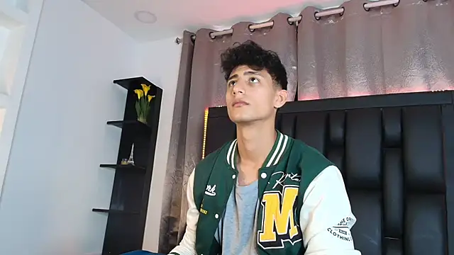 Snapshot of MaxiimoRomano_ chatting on June 18, 4:22 pm MaxiimoRomano online show from June 18, 4:22 pm