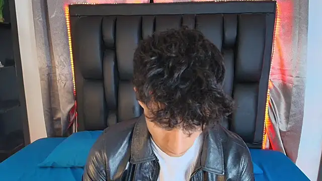 Snapshot of MaxiimoRomano_ chatting on June 19, 4:33 pm MaxiimoRomano online show from June 19, 4:33 pm