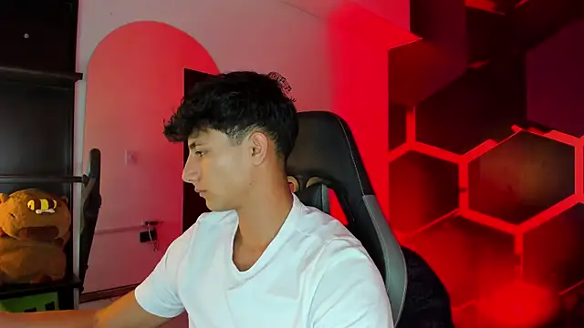 Snapshot of MaxiimoRomano_ chatting on June 24, 7:13 pm MaxiimoRomano online show from June 24, 7:13 pm