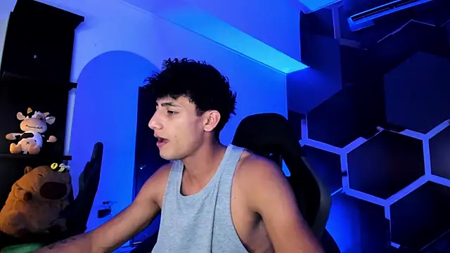 Snapshot of MaxiimoRomano_ chatting on July 8, 7:07 pm MaxiimoRomano online show from July 8, 7:07 pm