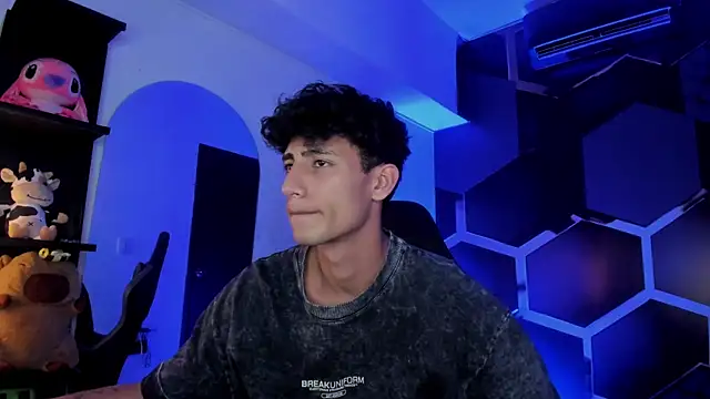 Snapshot of MaxiimoRomano_ chatting on July 11, 7:05 pm MaxiimoRomano online show from July 11, 7:05 pm