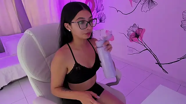 AishaNoor online show from April 14, 7:31 pm