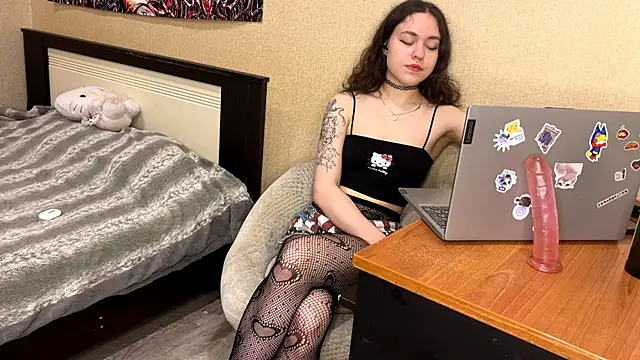 Snapshot of Holy_Mariaaa chatting on May 4, 6:15 pm Holy Mariaaa online show from May 4, 6:15 pm