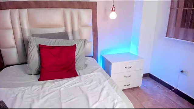 AnnieBlluee online show from April 14, 12:11 pm