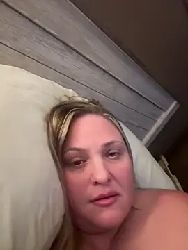 Snapshot of 1SexyQueen chatting on June 17, 4:15 am 1SexyQueen online show from June 17, 4:15 am