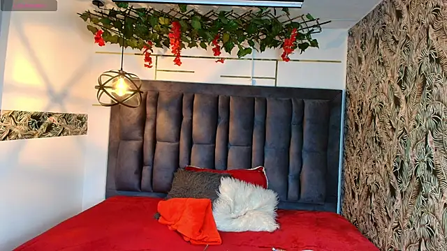 BONIE WILLS online show from April 6, 12:28 pm