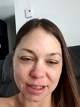 Couple qc online show from March 22, 4:10 pm