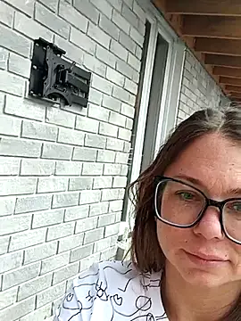 Couple qc online show from April 11, 2:54 pm