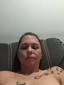 Couple qc online show from April 18, 7:58 pm