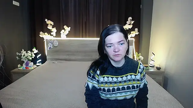 LauraFinn online show from March 28, 9:31 am