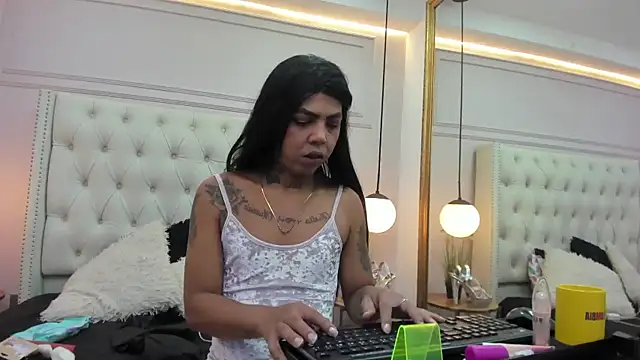 Snapshot of MiiaRestrepo chatting on June 23, 11:52 am MiiaRestrepo online show from June 23, 11:52 am
