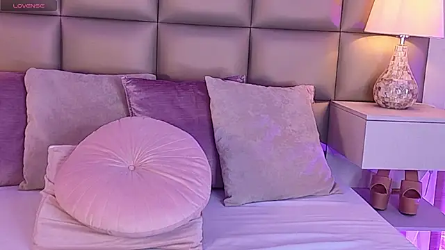 MiaNeill online show from April 1, 11:02 pm