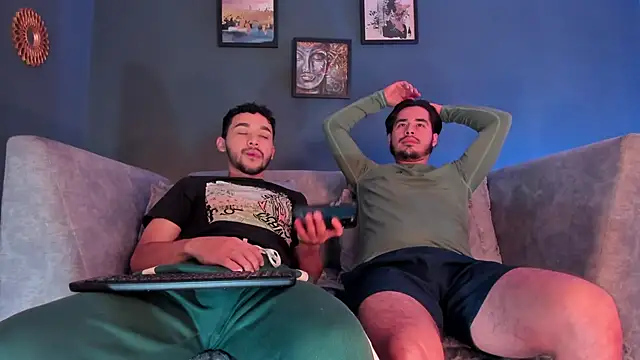 Snapshot of ReubenandScott chatting on April 30, 1:28 pm ReubenandScott online show from April 30, 1:28 pm
