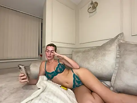 Lola RaeX online show from April 16, 8:20 pm