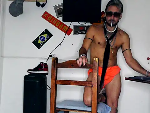 freddymdq100 online show from April 12, 7:13 am