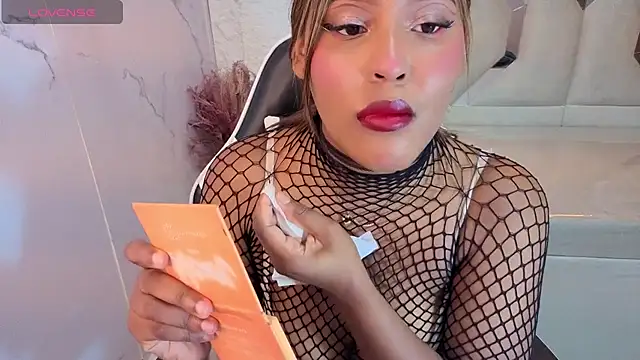 Snapshot of naomitp chatting on May 19, 12:33 pm naomitp online show from May 19, 12:33 pm