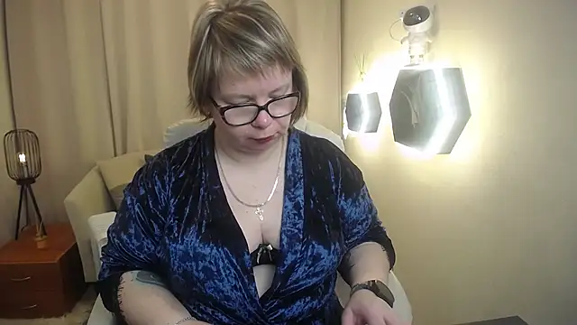 Snapshot of BonnnyBoobsy chatting on April 23, 5:52 am BonnnyBoobsy online show from April 23, 5:52 am
