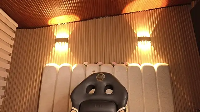 Melannyy V online show from April 13, 12:43 pm