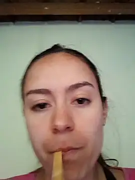 Isabelmotta  online show from April 17, 8:12 pm