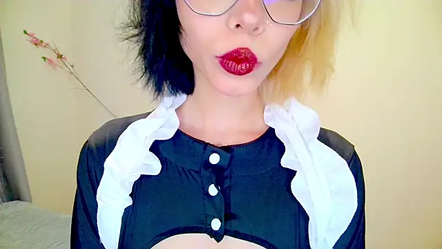 Layla Muur online show from March 31, 2:17 pm