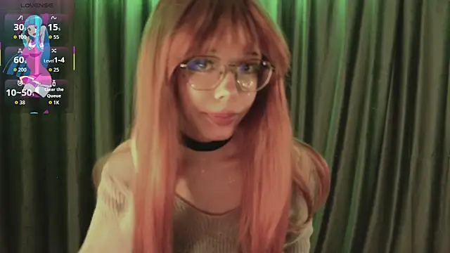 Layla Muur online show from April 13, 4:12 pm