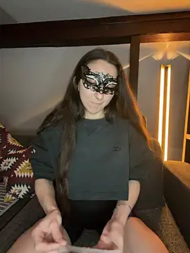 SwissHotLeo online show from April 4, 9:01 pm