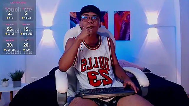 thiagosterling online show from April 8, 11:27 pm