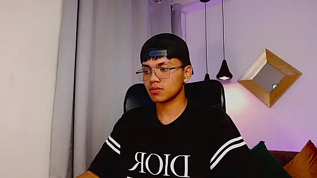 thiagosterling online show from April 13, 11:43 pm