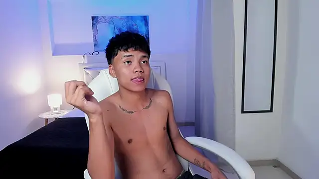 thiagosterling online show from April 17, 11:52 pm