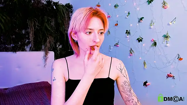 Kira  Cutie online show from May 15, 11:56 pm