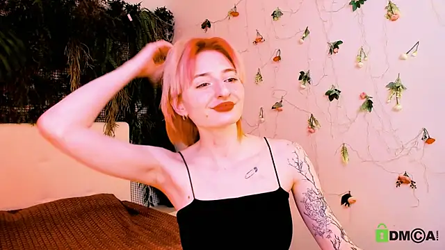 Kira  Cutie online show from May 16, 12:07 am